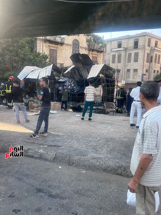 السيطرة الكاملة على الحريق الذي اندلع بكشك تجاري بمنطقة الفجالة (10) السيطرة الكاملة على الحريق الذي اندلع بكشك تجاري بمنطقة الفجالة (10)
