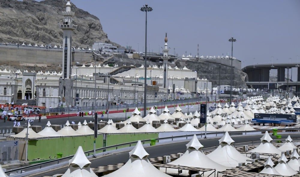 حجاج بيت الله يزحفون إلى منى لقضاء يوم التروية (9) حجاج بيت الله يزحفون إلى منى لقضاء يوم التروية (9)