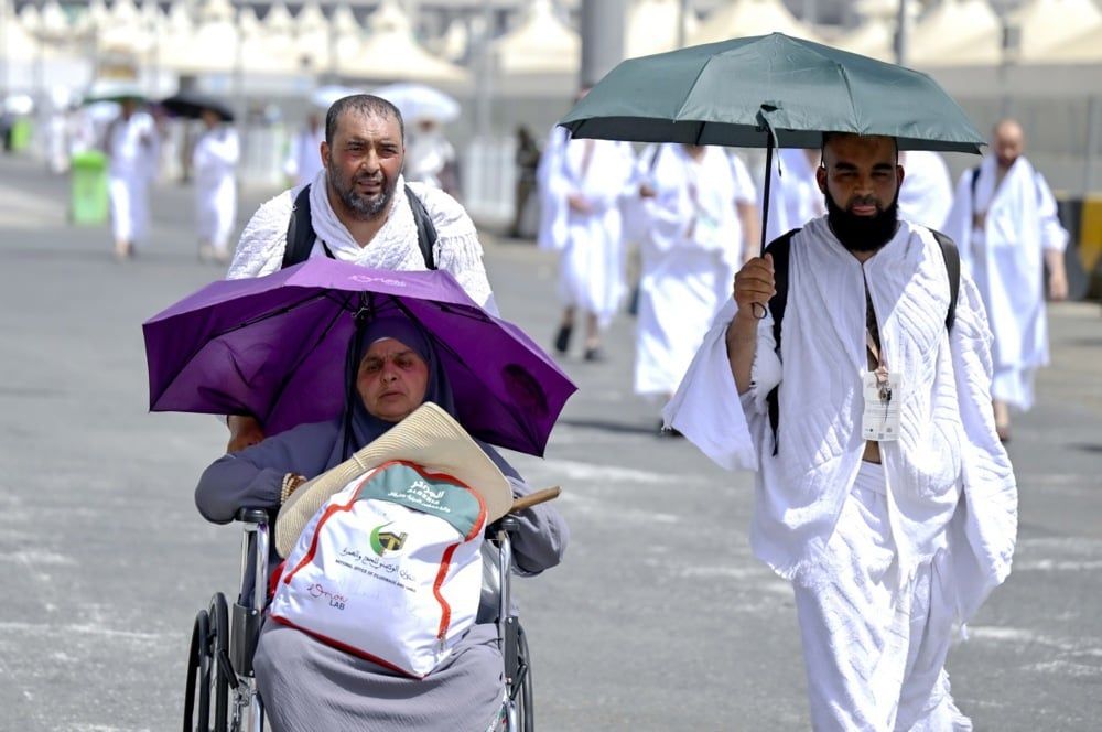 حجاج بيت الله يزحفون إلى منى لقضاء يوم التروية (1) حجاج بيت الله يزحفون إلى منى لقضاء يوم التروية (1)