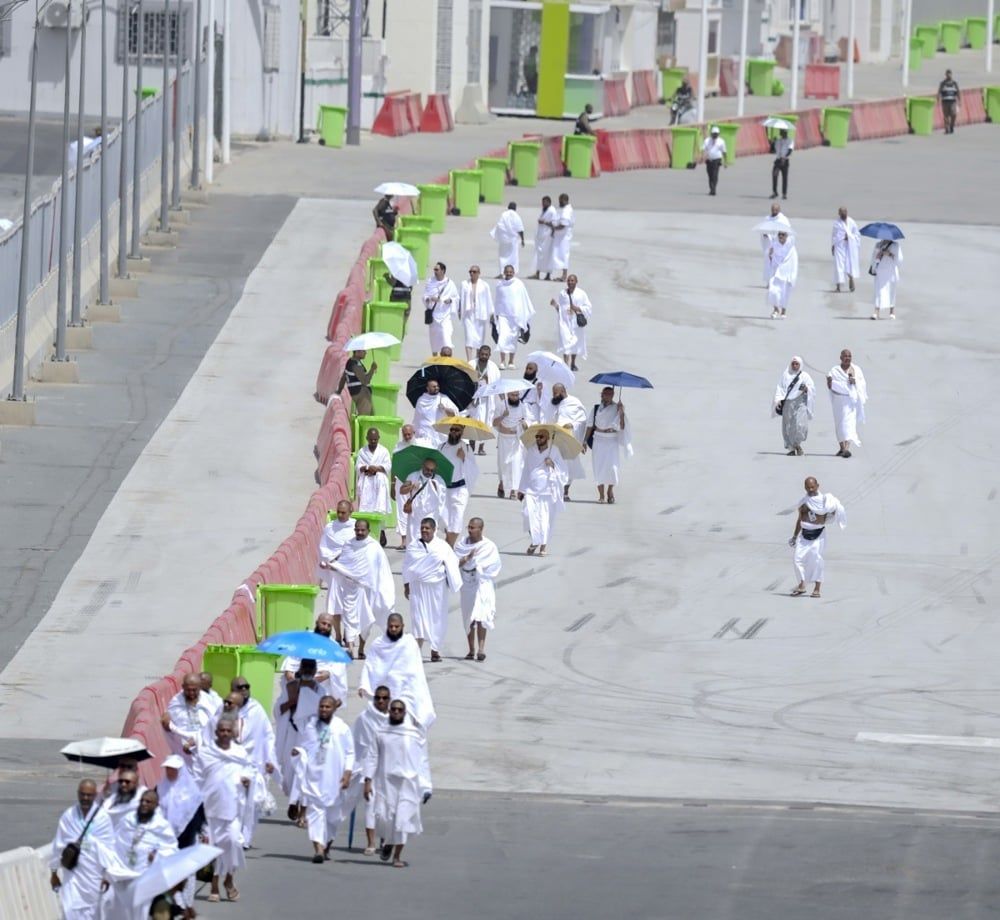 حجاج بيت الله يزحفون إلى منى لقضاء يوم التروية (2) حجاج بيت الله يزحفون إلى منى لقضاء يوم التروية (2)