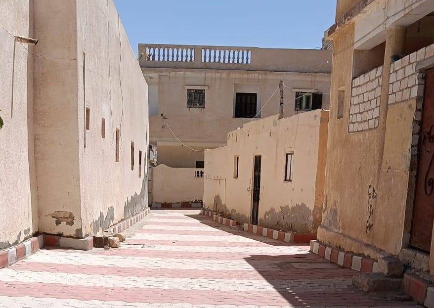 رصف شوارع المناطق الشعبية بمطروح ببلاط الانتر لوك رصف شوارع المناطق الشعبية بمطروح ببلاط الانتر لوك