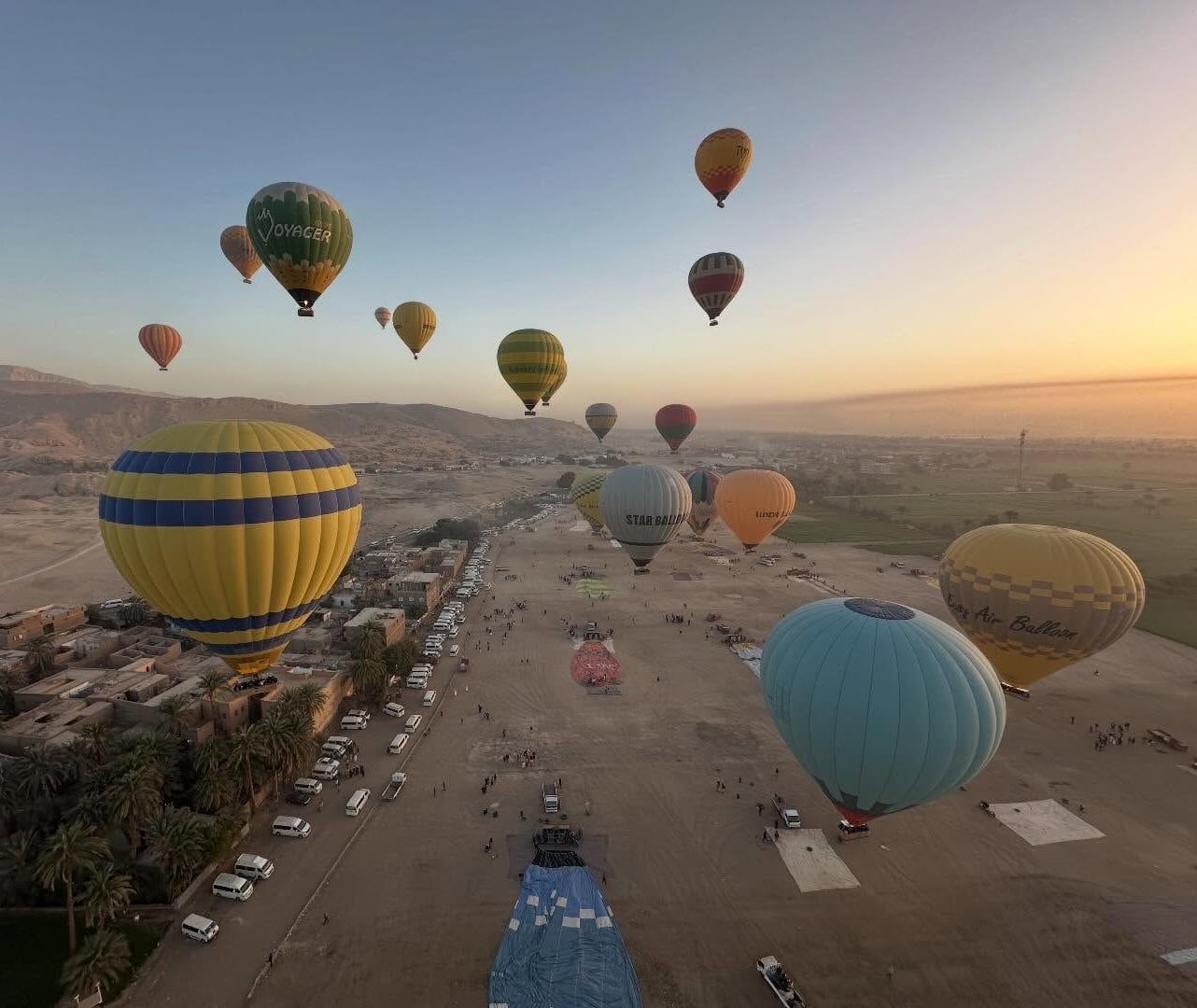 سماء الأقصر تشهد تحليق 22 رحلة بالون طائر تقل 550 سائح سماء الأقصر تشهد تحليق 22 رحلة بالون طائر تقل 550 سائح