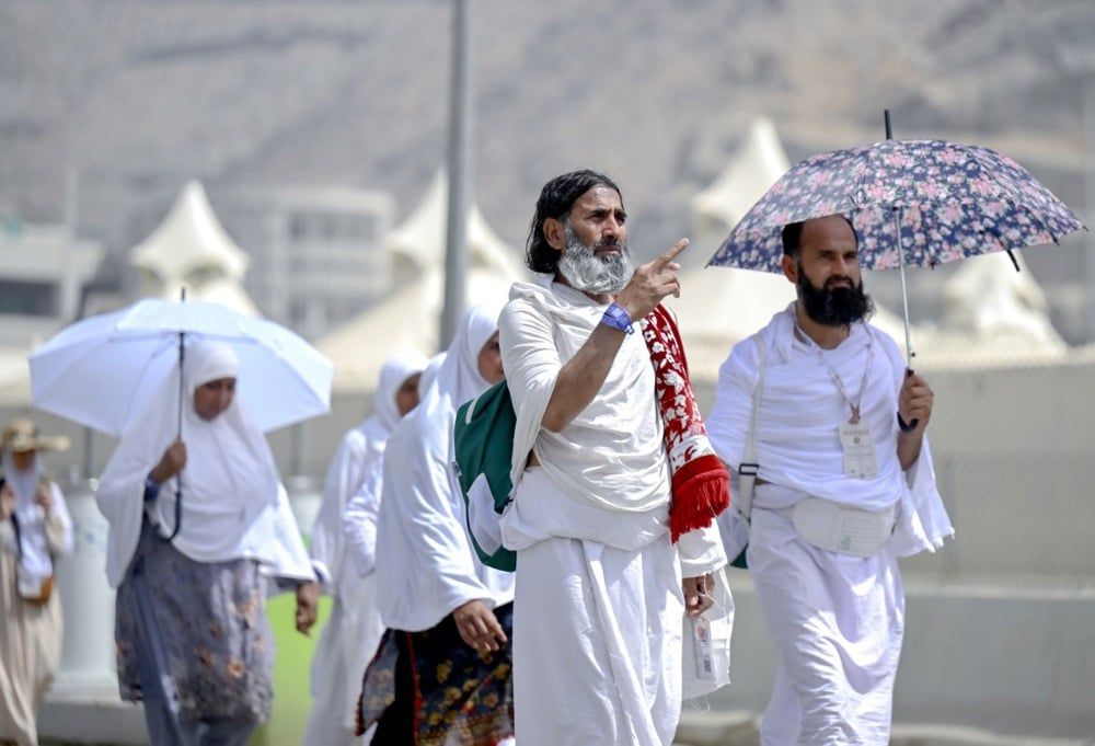 حجاج بيت الله يزحفون إلى منى لقضاء يوم التروية (8) حجاج بيت الله يزحفون إلى منى لقضاء يوم التروية (8)