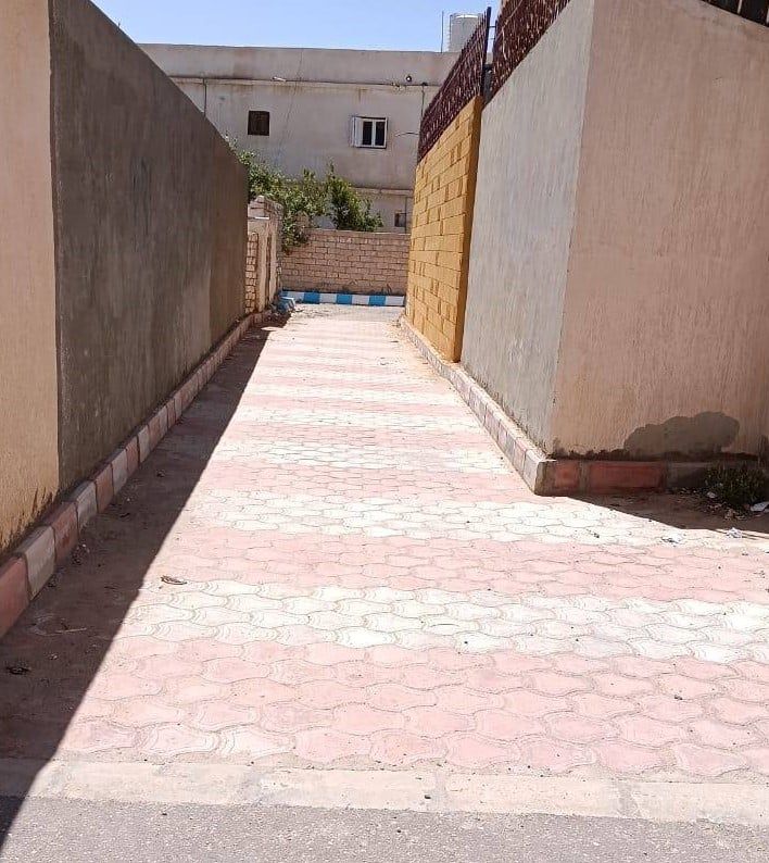 بلاط الانتر لوك يزين الشوارع الضيقة باحياء مطروح بلاط الانتر لوك يزين الشوارع الضيقة باحياء مطروح