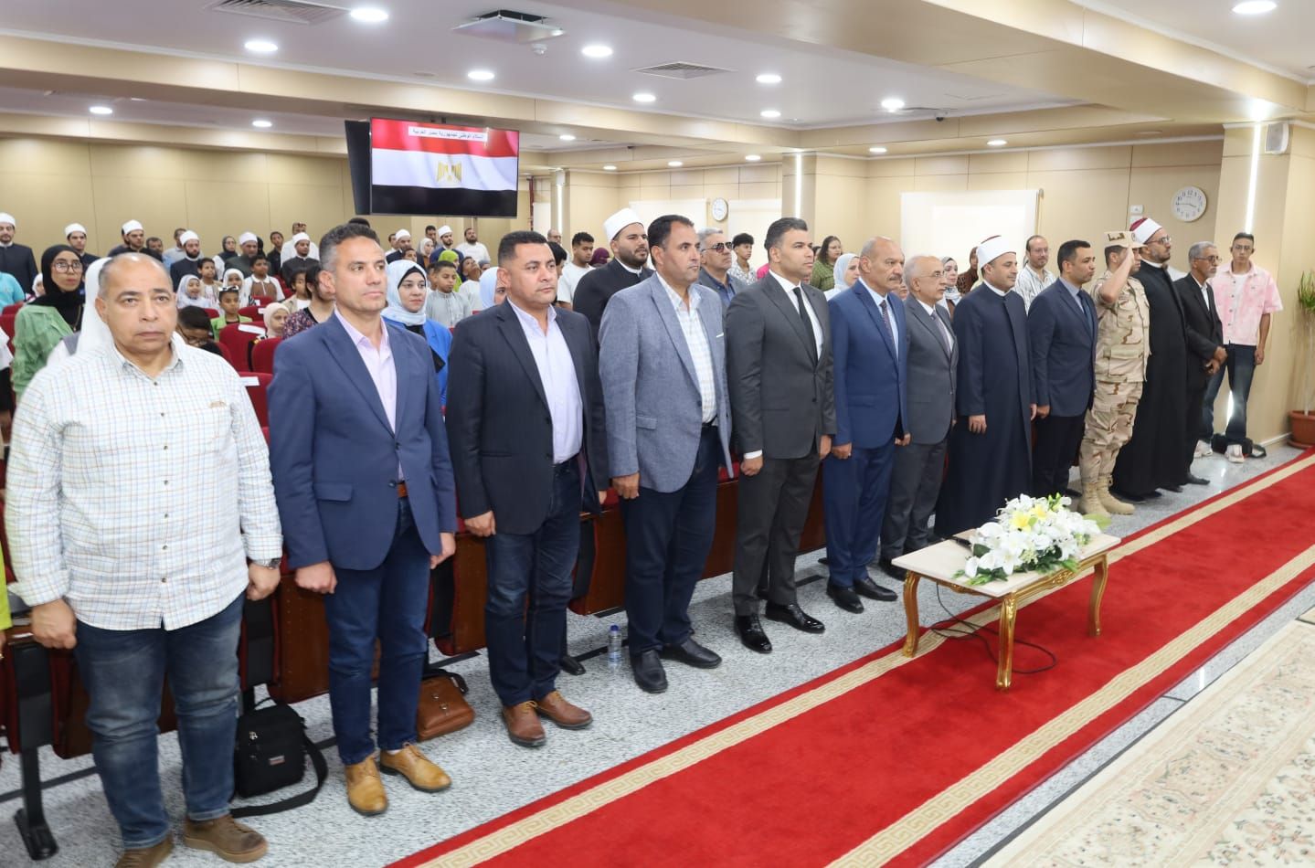 جانب من الحضور خلال حفل التكريم بالسويس (2) جانب من الحضور خلال حفل التكريم بالسويس (2)