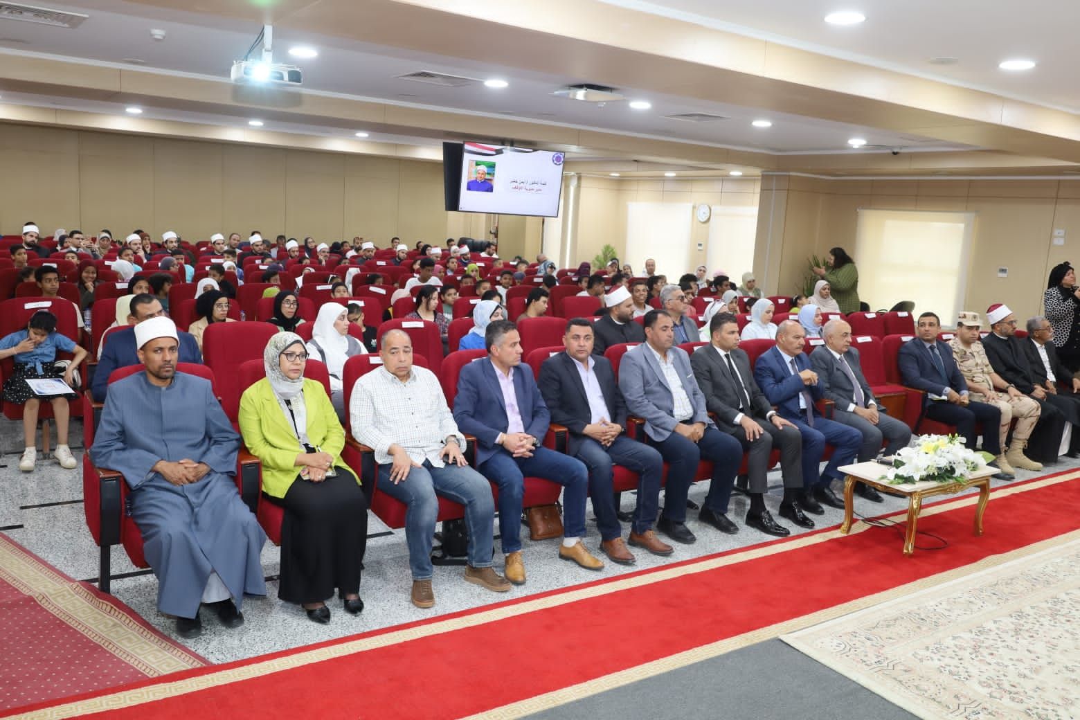 جانب من الحضور خلال حفل التكريم بالسويس (1) جانب من الحضور خلال حفل التكريم بالسويس (1)