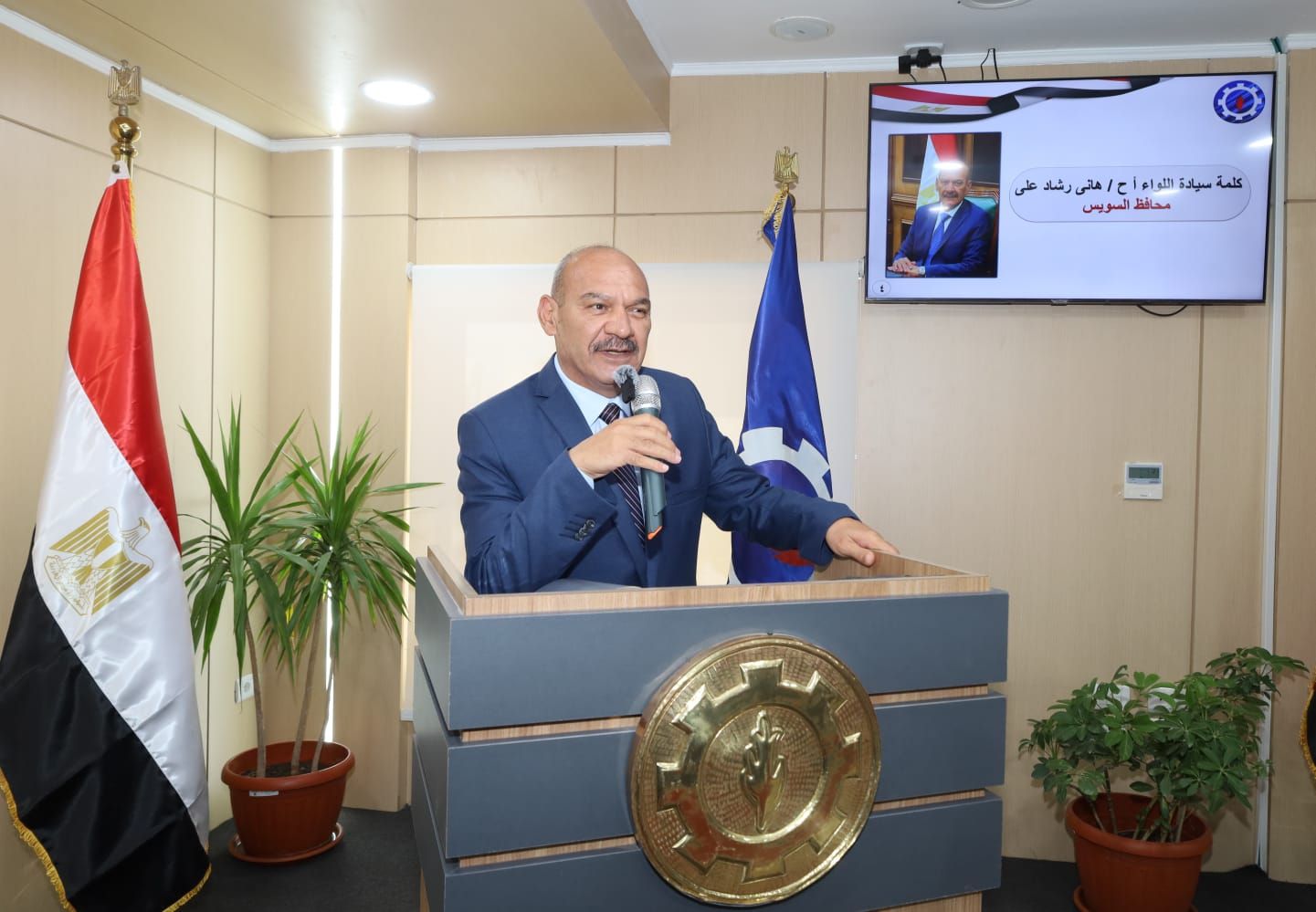 محافظ السويس خلال حفل التكريم محافظ السويس خلال حفل التكريم