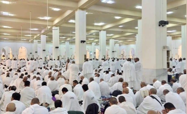 صلاة الحجاج في مسجد نمرة بعرفات (2) صلاة الحجاج في مسجد نمرة بعرفات (2)