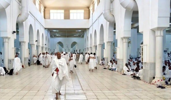 صلاة الحجاج في مسجد نمرة بعرفات (3) صلاة الحجاج في مسجد نمرة بعرفات (3)