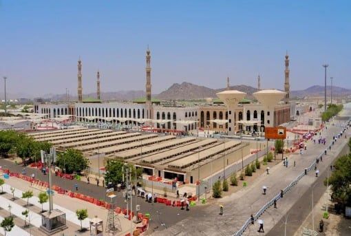 صلاة الحجاج في مسجد نمرة بعرفات (1) صلاة الحجاج في مسجد نمرة بعرفات (1)