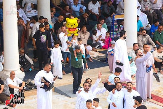 الاب يحمل الطفله على كتفه قبل صلاه العيد الاب يحمل الطفله على كتفه قبل صلاه العيد