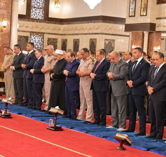 الرئيس السيسى يؤدى صلاة العيد الرئيس السيسى يؤدى صلاة العيد