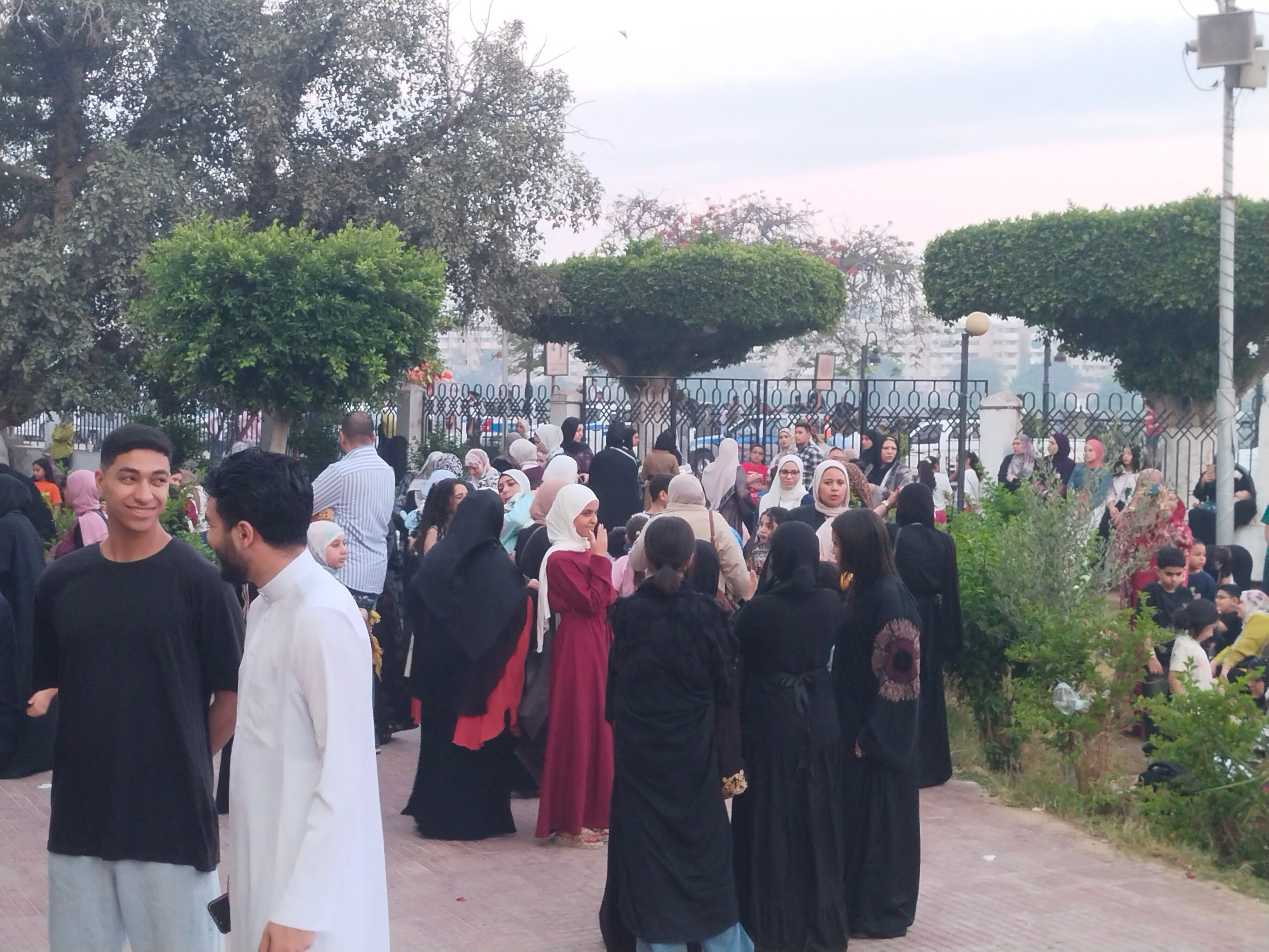 توافد المصلين والأسر لصلاة عيد الأضحى المبارك ببنها في القليوبية. توافد المصلين والأسر لصلاة عيد الأضحى المبارك ببنها في القليوبية.