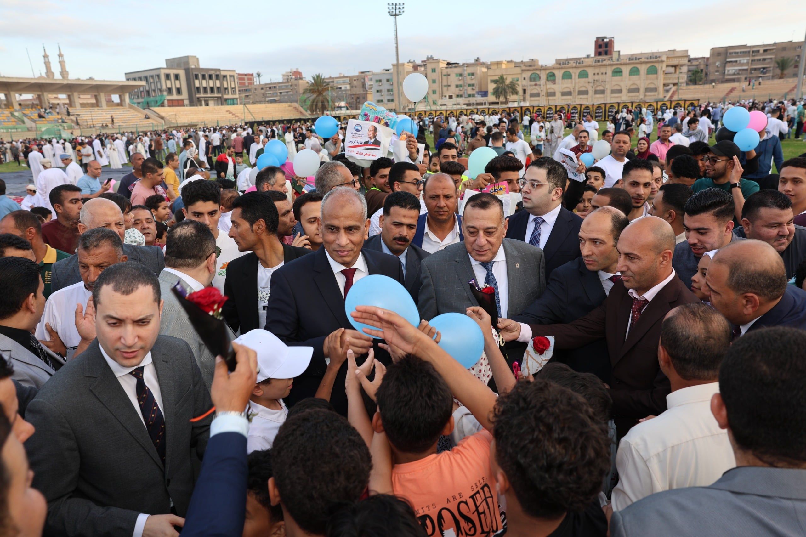 محافظ كفر الشيخ يوزع الهدايا على الاطفال محافظ كفر الشيخ يوزع الهدايا على الاطفال