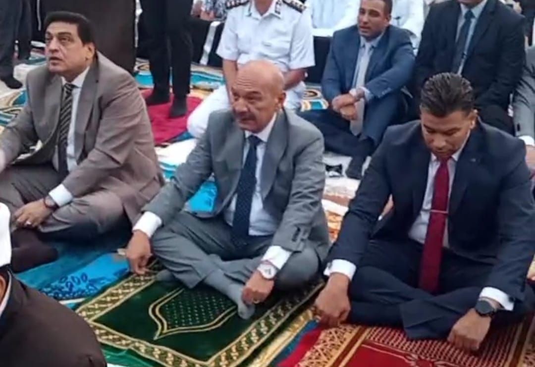 محافظ السويس يؤدي صلاة عيد الأضحى بساحة الخالدين محافظ السويس يؤدي صلاة عيد الأضحى بساحة الخالدين