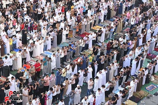 مشاهد ايمانية جميلة من تجمع المصلين بمسجد الصديق مشاهد ايمانية جميلة من تجمع المصلين بمسجد الصديق