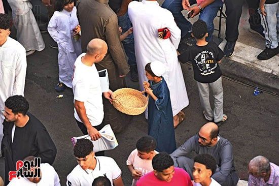 اجواء جميلة وهدايا للمصلين بعد الصلاة اجواء جميلة وهدايا للمصلين بعد الصلاة