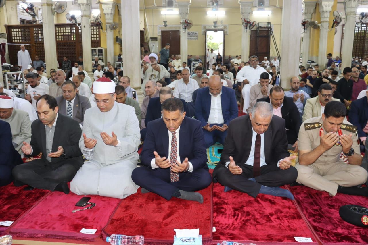 محافظ القليوبية يؤدي صلاة عيد الأضحى المبارك بمسجد ناصر بمدينة بنها 2 محافظ القليوبية يؤدي صلاة عيد الأضحى المبارك بمسجد ناصر بمدينة بنها 2