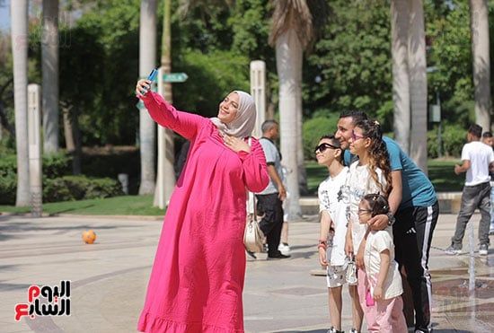 أسرة تلتقط الصور فى حديقة الأزهر أسرة تلتقط الصور فى حديقة الأزهر