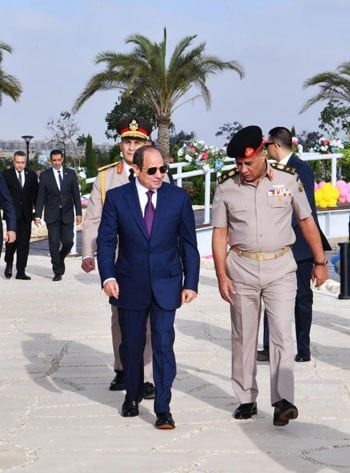 الرئيس عبد الفتاح السيسى والفريق أشرف سالم زاهر القائد العام للقوات المسلحة وزير الدفاع والإنتاج الحربي عقب صلاة العيد الرئيس عبد الفتاح السيسى والفريق أشرف سالم زاهر القائد العام للقوات المسلحة وزير الدفاع والإنتاج الحربي عقب صلاة العيد