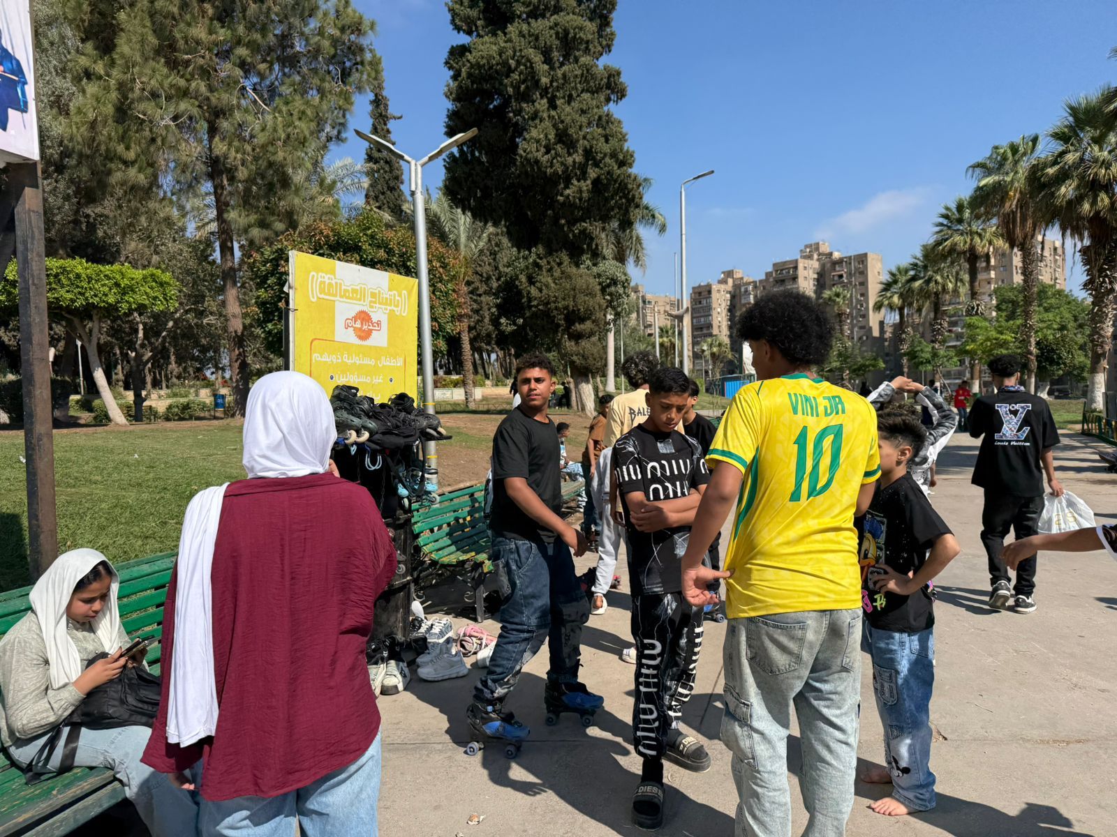 مجموعة من الشباب يلعبون بالأسكيت مجموعة من الشباب يلعبون بالأسكيت
