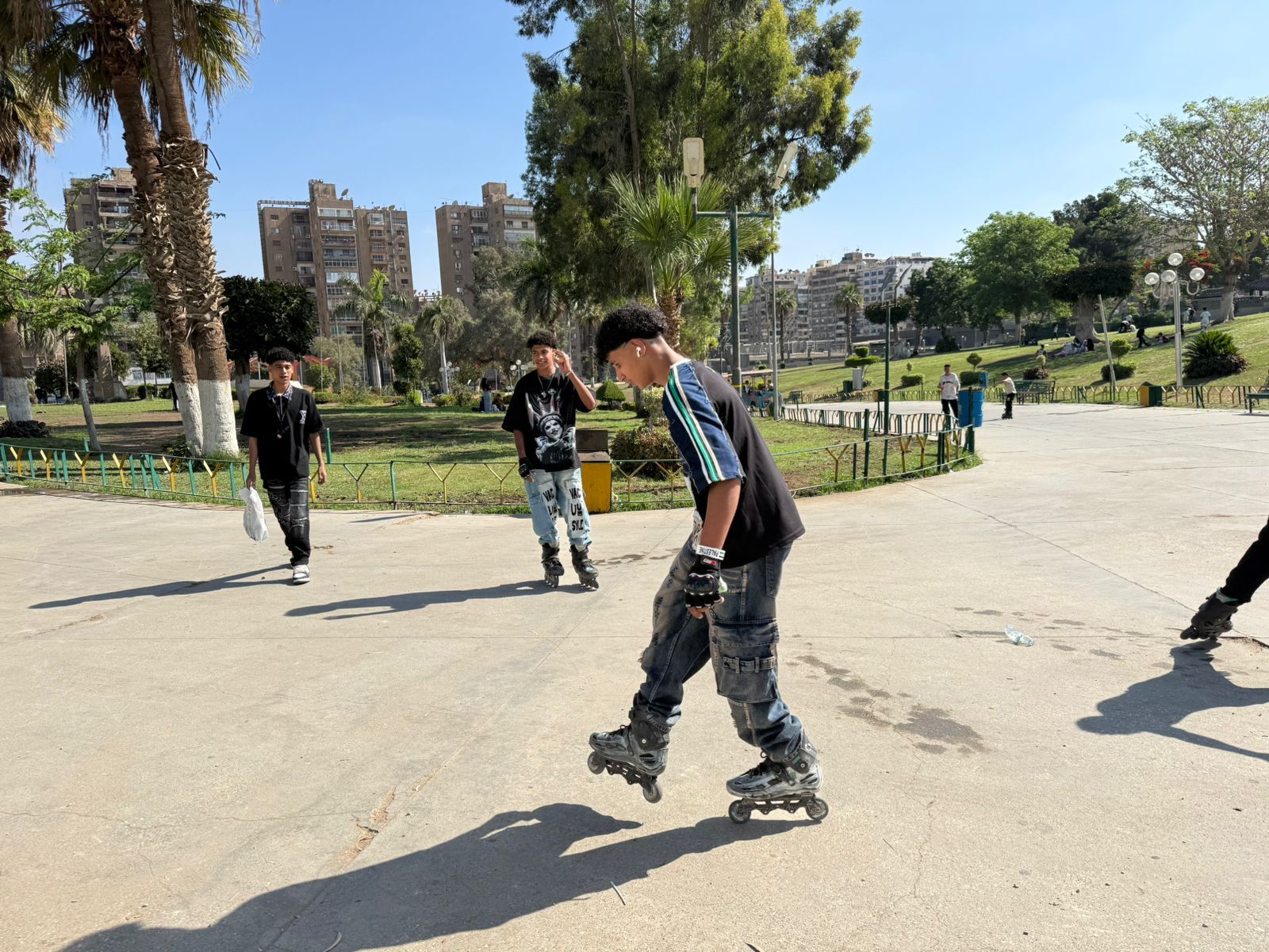 الشباب يحتفلون بعيد الأضحى بلعب السكيت الشباب يحتفلون بعيد الأضحى بلعب السكيت