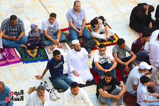 المصليين داخل المسجد قبل صلاه العيد المصليين داخل المسجد قبل صلاه العيد