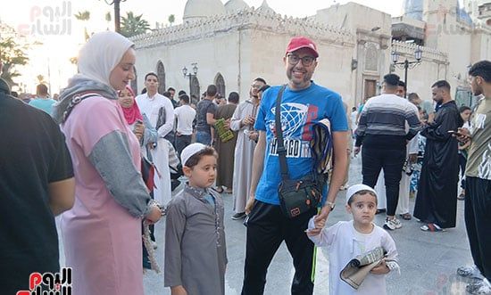 اسرة-تصطحب-أبنائها-في-صلاه-عيد-الاضحى-بالإسكندرية اسرة-تصطحب-أبنائها-في-صلاه-عيد-الاضحى-بالإسكندرية