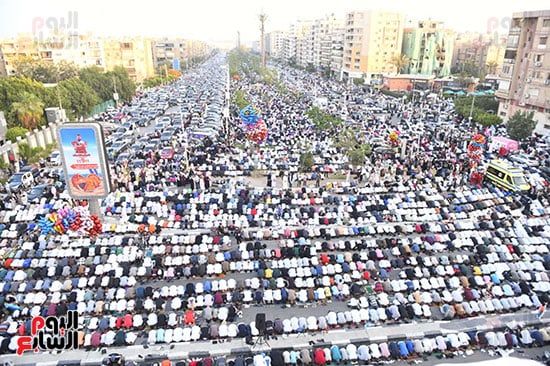 صفوف المصلين تملأ المسجد والساحات في اجواء روحانية صفوف المصلين تملأ المسجد والساحات في اجواء روحانية