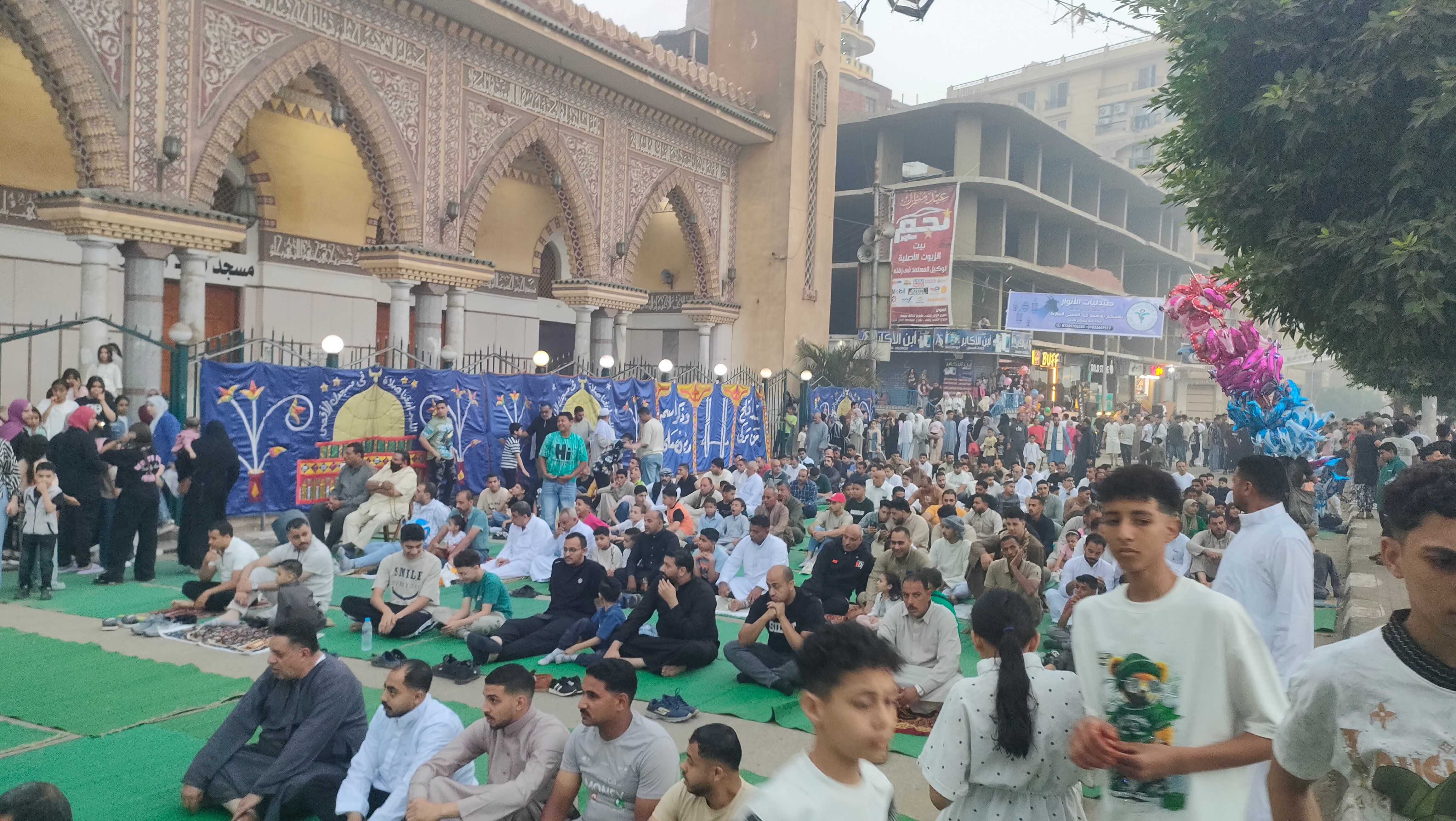 توافد الأهالي والمصلين في الغربية توافد الأهالي والمصلين في الغربية