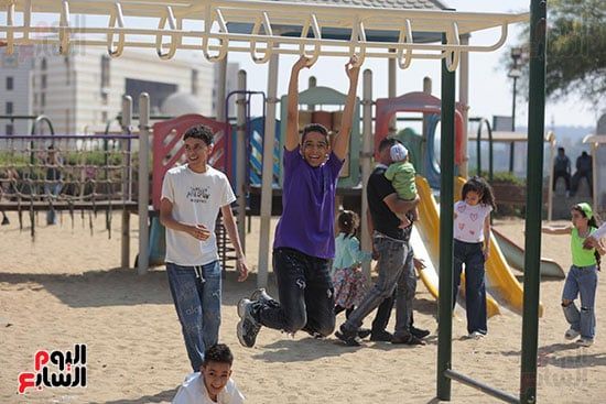 الأطفال يلعبون فى حديقة الأزهر احتفالا بالعيد الأطفال يلعبون فى حديقة الأزهر احتفالا بالعيد