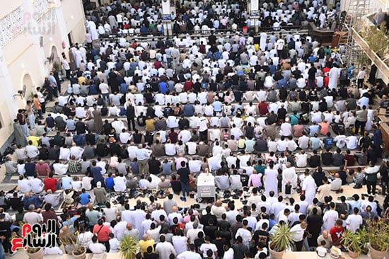 حضور كثيف وقلوب متحدة على الطاعة والدعاء حضور كثيف وقلوب متحدة على الطاعة والدعاء