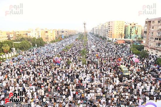 المصلون يتوافدون باعداد كبيرة لصلاة العيد المصلون يتوافدون باعداد كبيرة لصلاة العيد