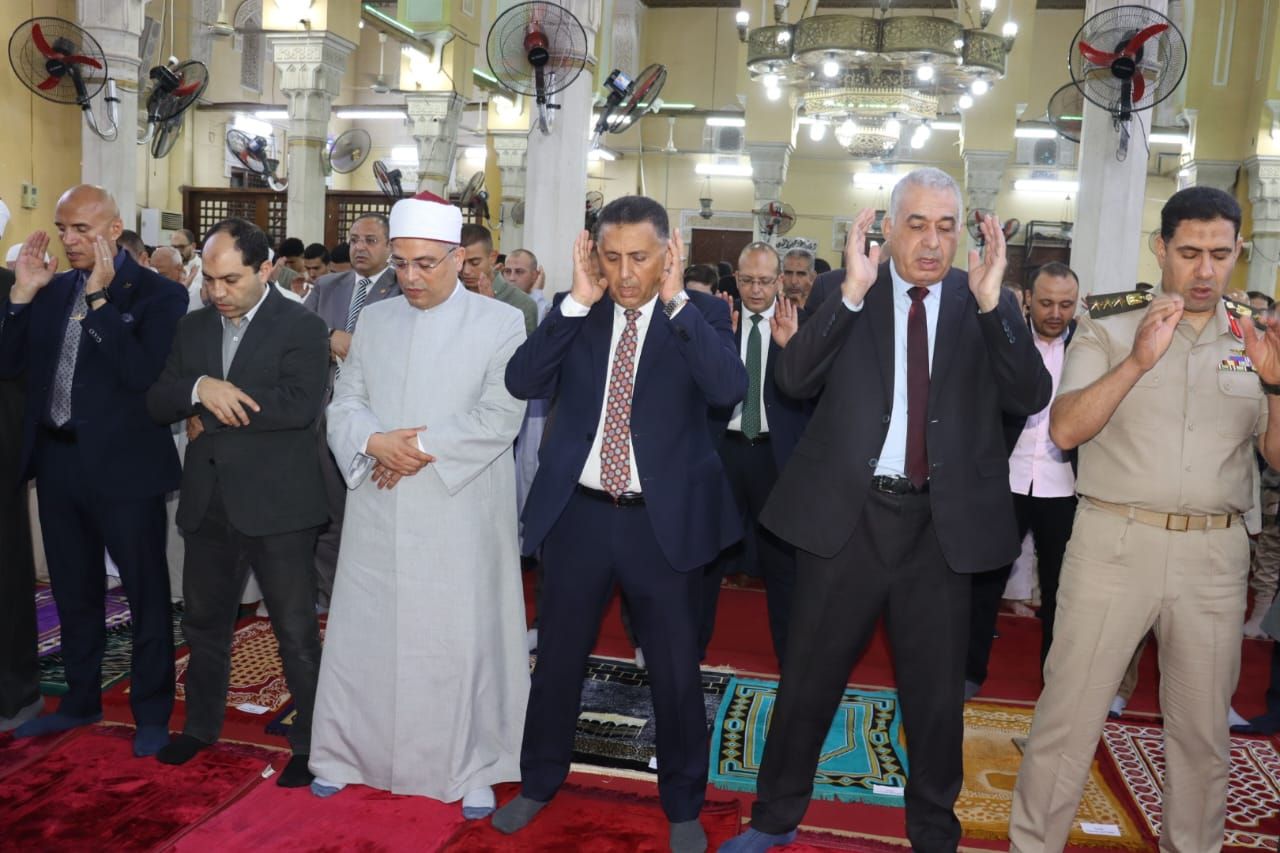 محافظ القليوبية يؤدي صلاة عيد الأضحى المبارك بمسجد ناصر بمدينة بنها محافظ القليوبية يؤدي صلاة عيد الأضحى المبارك بمسجد ناصر بمدينة بنها