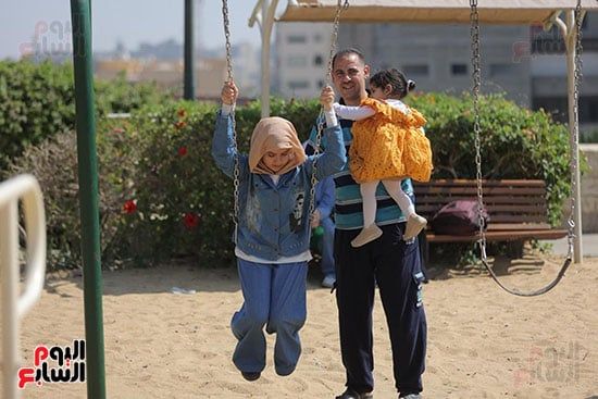الأب يشارك أطفاله فرحة العيد الأب يشارك أطفاله فرحة العيد