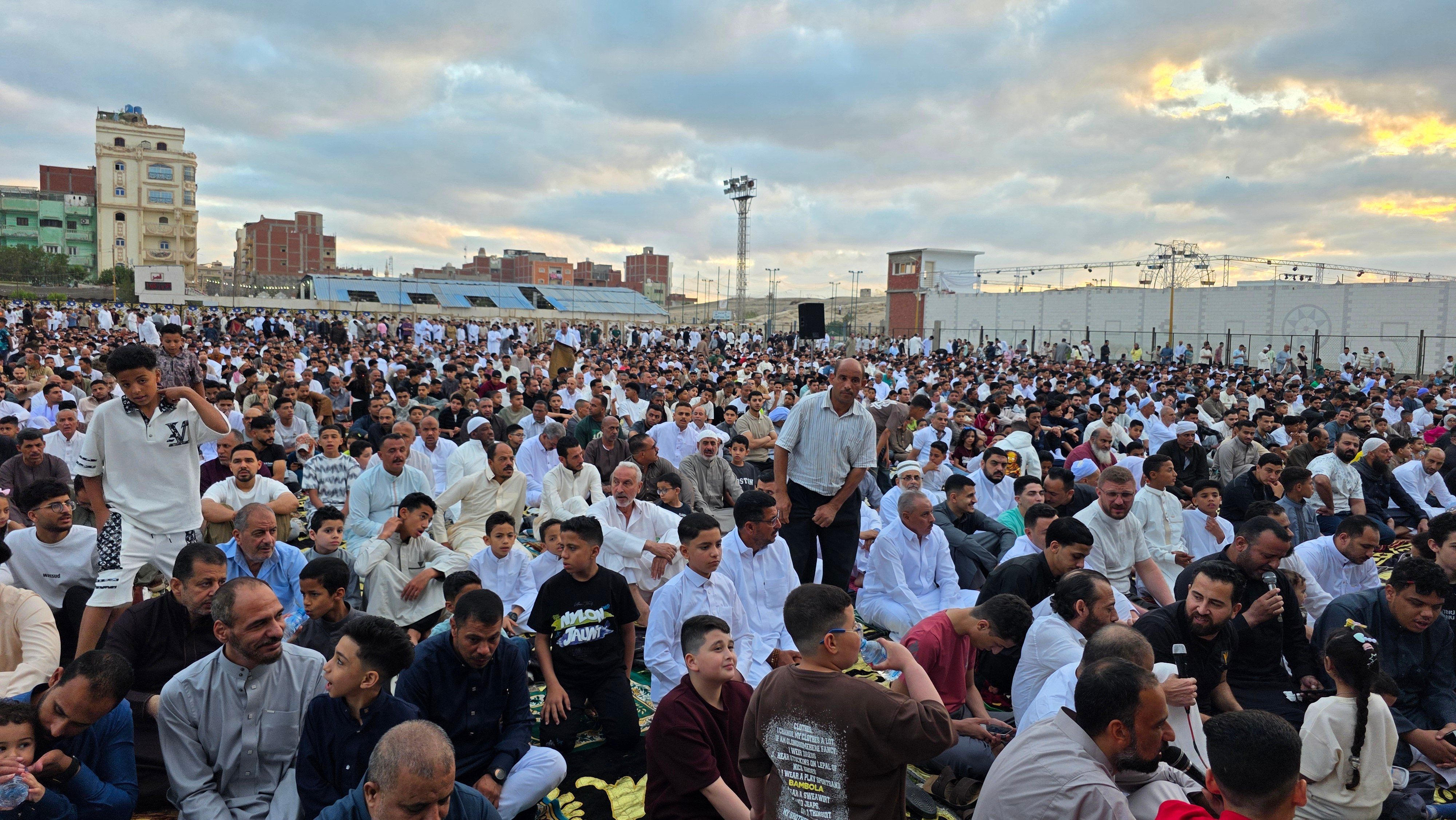 آلاف المصلين يؤدون صلاة عيد الأضحى بمحافظة الإسماعيلية وسط أجواء إيمانية آلاف المصلين يؤدون صلاة عيد الأضحى بمحافظة الإسماعيلية وسط أجواء إيمانية