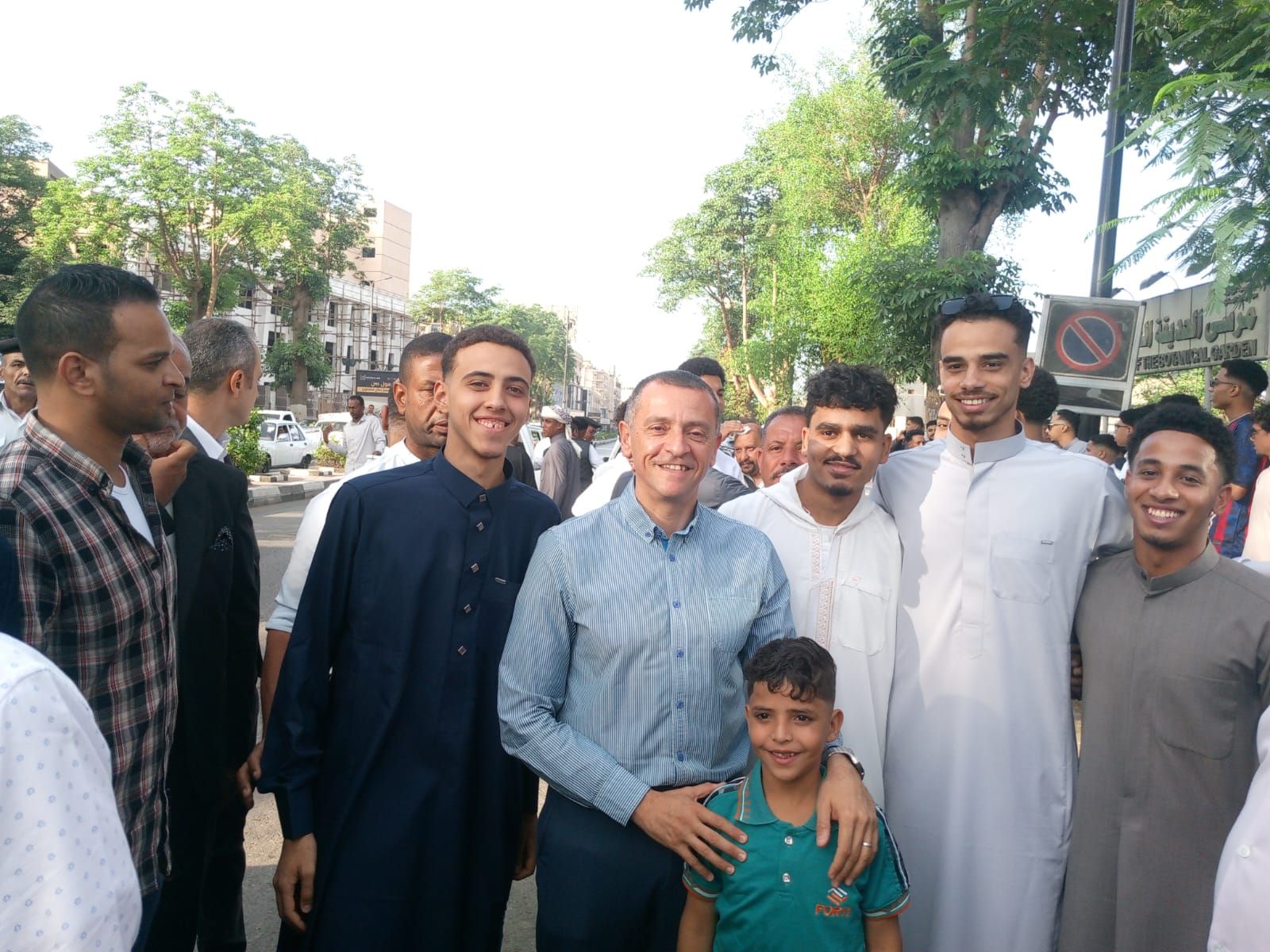 محافظ أسوان مع الأطفال فى العيد محافظ أسوان مع الأطفال فى العيد
