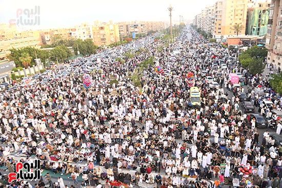 العيد فرحة تظهر في تجمع المصلين العيد فرحة تظهر في تجمع المصلين