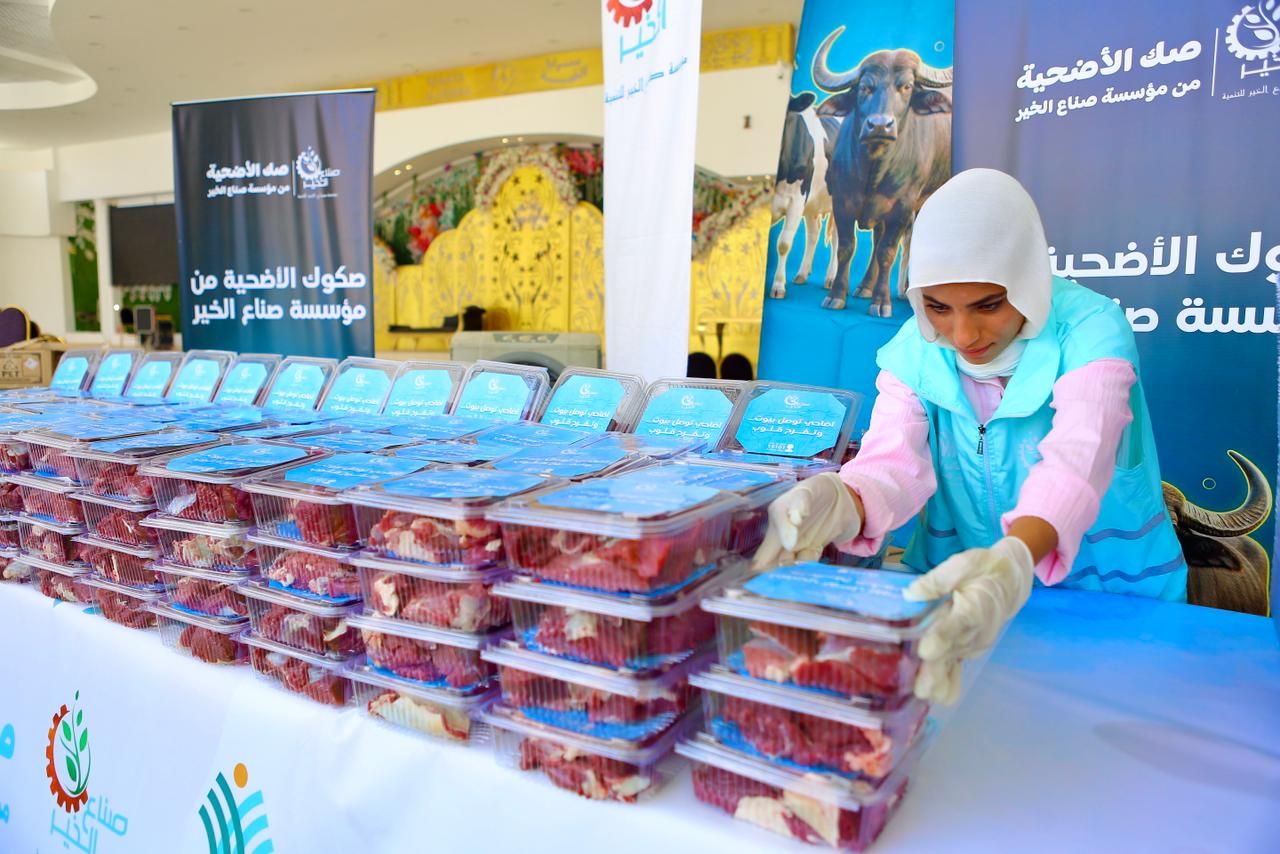 صناع الخير توزع أكثر من 450 طن لحوم على الأسر الأولى بالرعاية في أول أيام عيد الأضحى المبارك (8) صناع الخير توزع أكثر من 450 طن لحوم على الأسر الأولى بالرعاية في أول أيام عيد الأضحى المبارك (8)