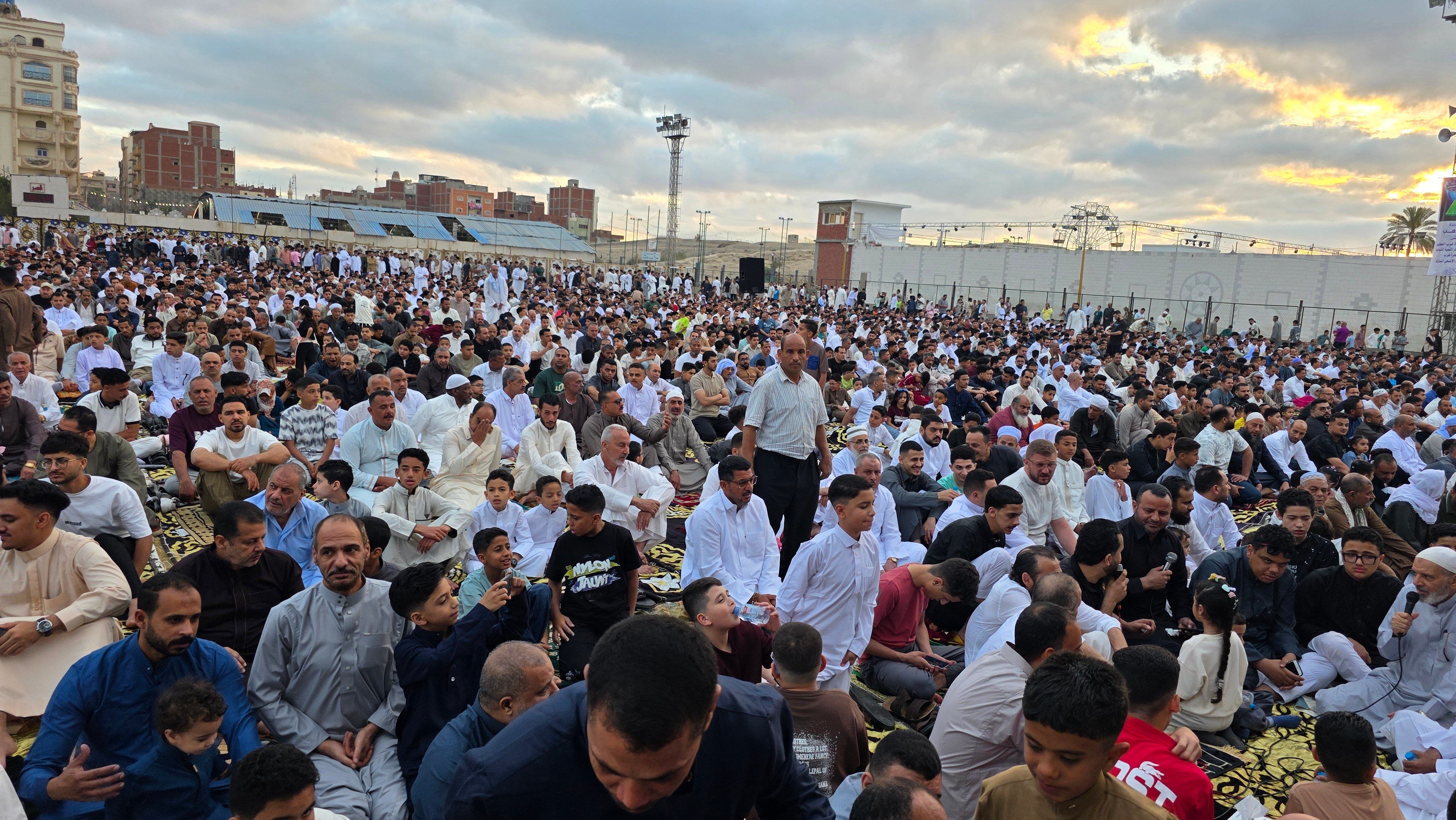آلاف المصلين يؤدون صلاة عيد الأضحى بمحافظة الإسماعيلية وسط أجواء إيمانية 1 آلاف المصلين يؤدون صلاة عيد الأضحى بمحافظة الإسماعيلية وسط أجواء إيمانية 1