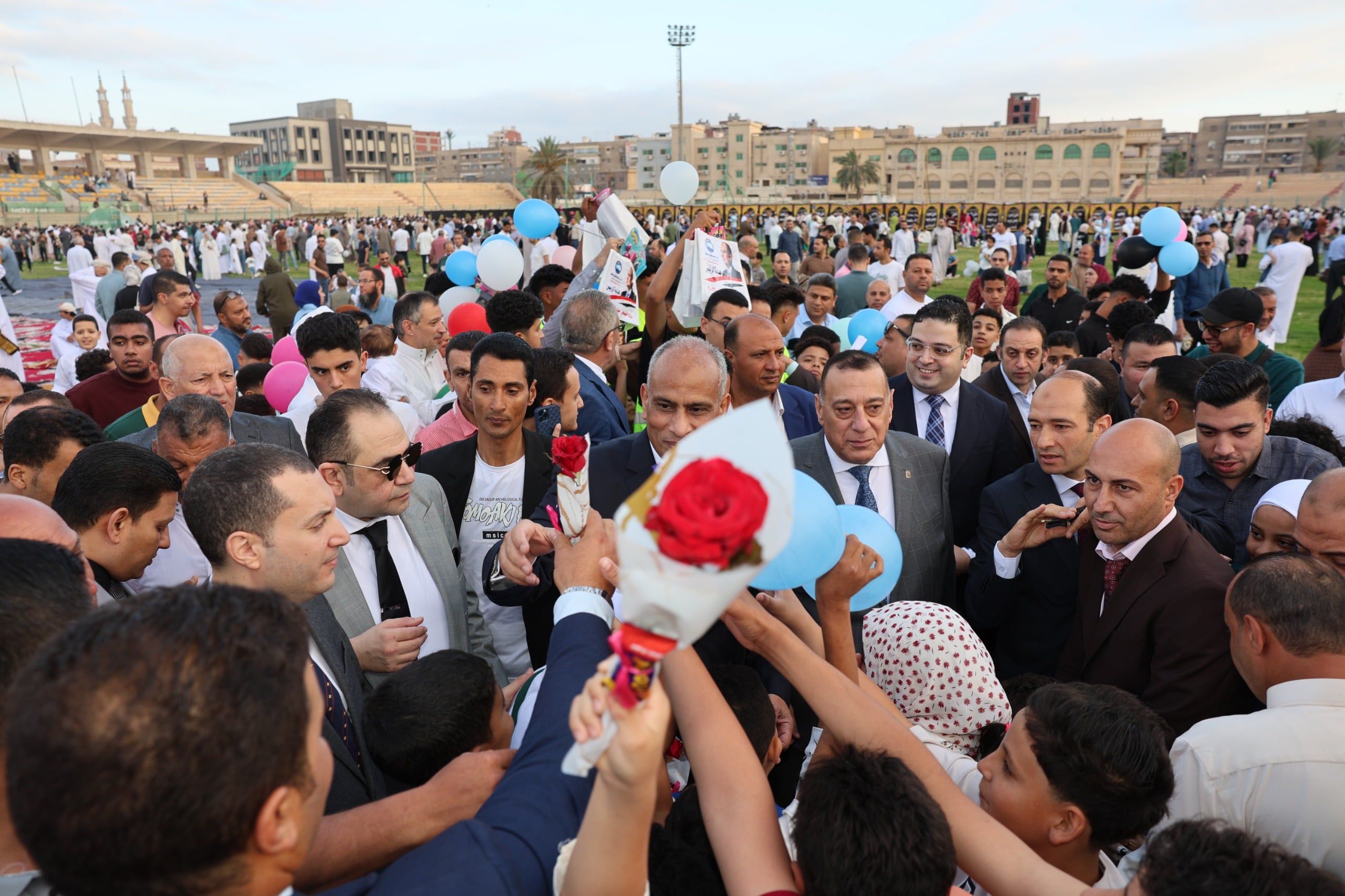 محافظ كفر الشيخ يوزع الورود محافظ كفر الشيخ يوزع الورود