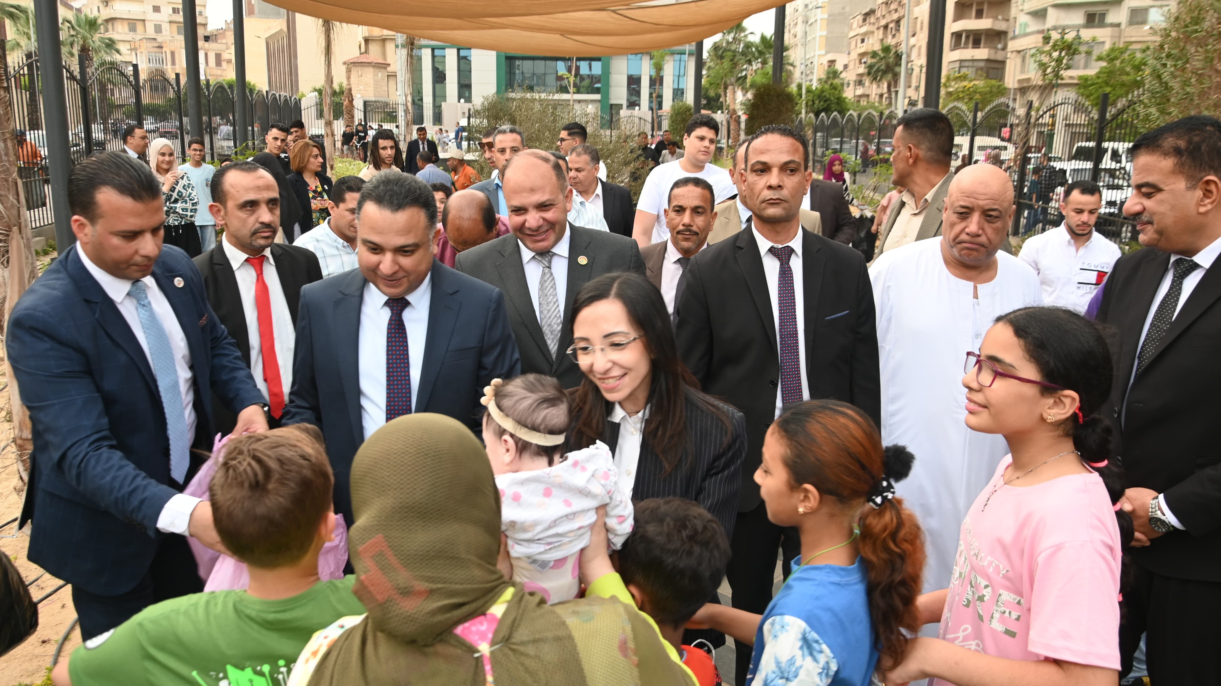 محافظ البحيرة توزع الهدايا والورود على المواطنين احتفالا بعيد الاضحى محافظ البحيرة توزع الهدايا والورود على المواطنين احتفالا بعيد الاضحى