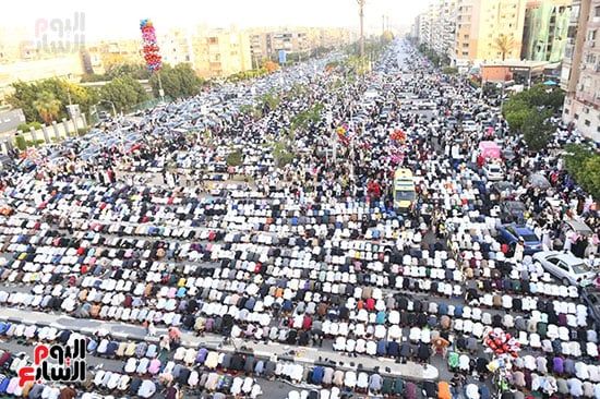 حضور كبير وقلوب عامرة بالايمان في صلاة العيد حضور كبير وقلوب عامرة بالايمان في صلاة العيد