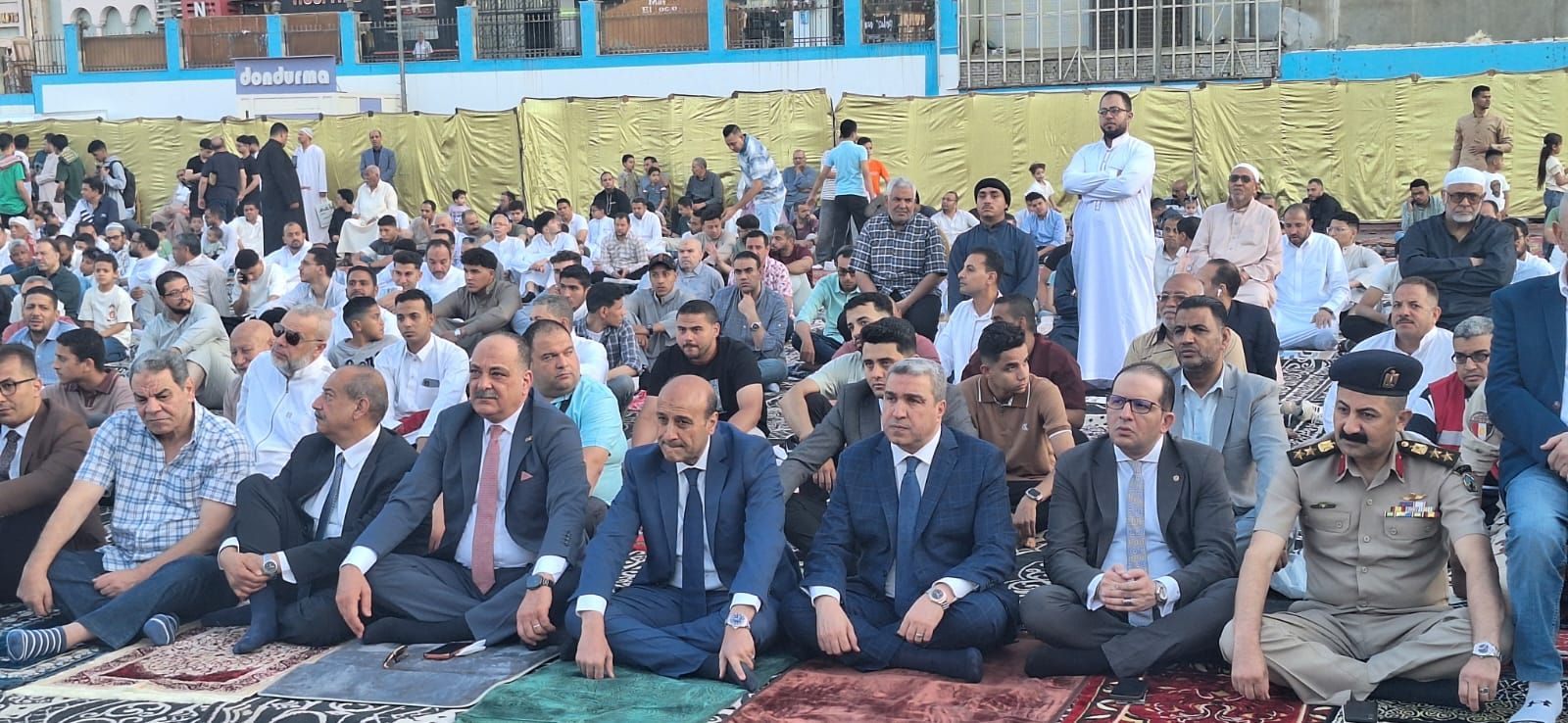 محافظ أسيوط ومدير الأمن يؤديان صلاة عيد الأضحى بساحة أرض الملاعب محافظ أسيوط ومدير الأمن يؤديان صلاة عيد الأضحى بساحة أرض الملاعب