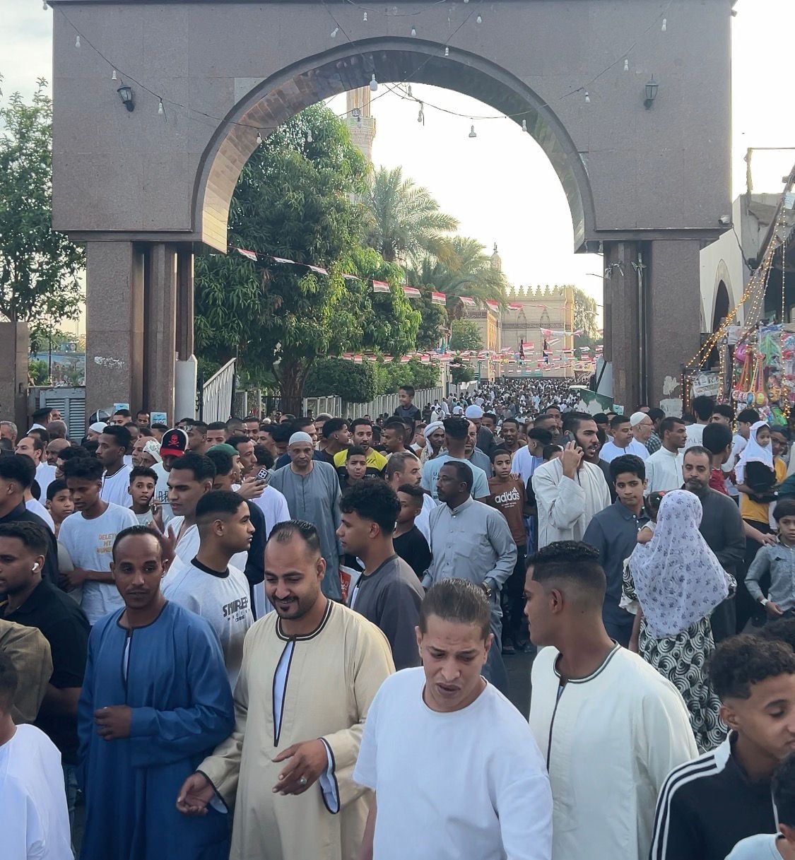 لحظة خروج آلاف المصلين من مسجد القنائي لحظة خروج آلاف المصلين من مسجد القنائي