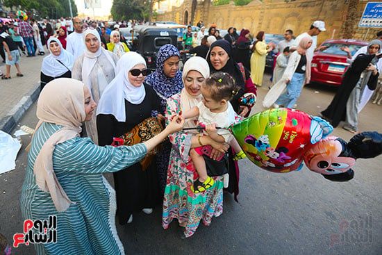 توزيع الحلاوي بعد صلاه العيد توزيع الحلاوي بعد صلاه العيد