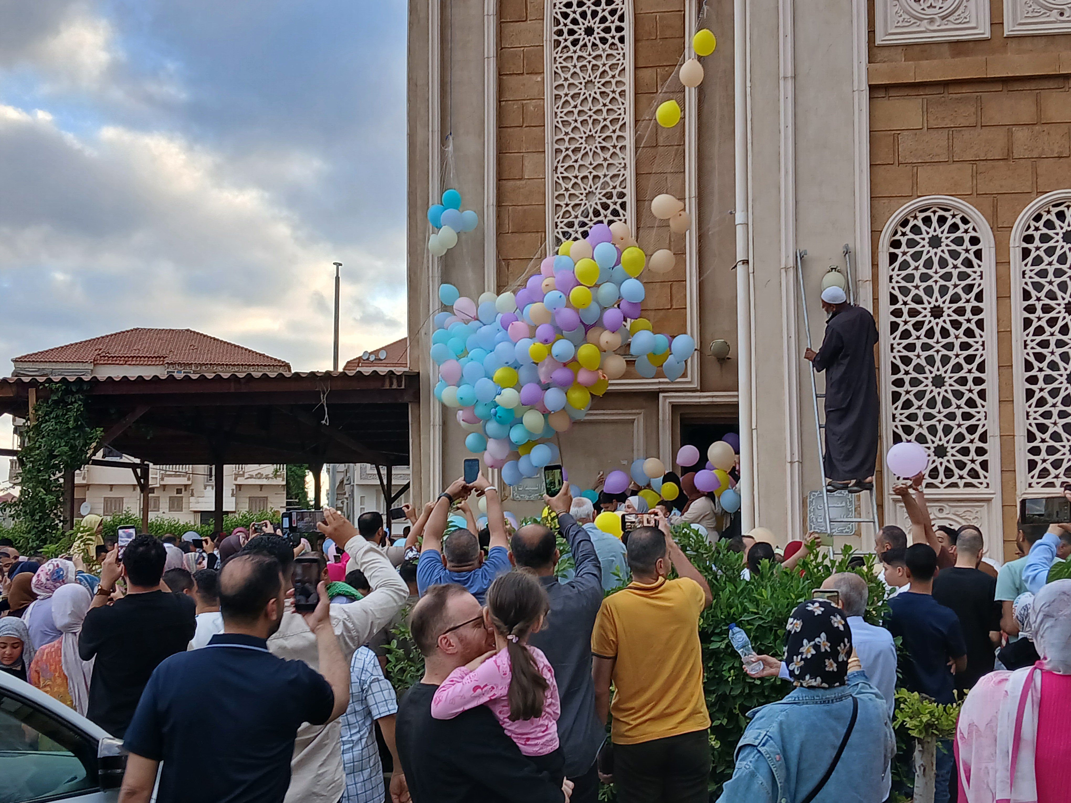 فرحة عارمة وأجواء مبهجة أمام ساحات المساجد عقب صلاة عيد الأضحى المبارك فرحة عارمة وأجواء مبهجة أمام ساحات المساجد عقب صلاة عيد الأضحى المبارك
