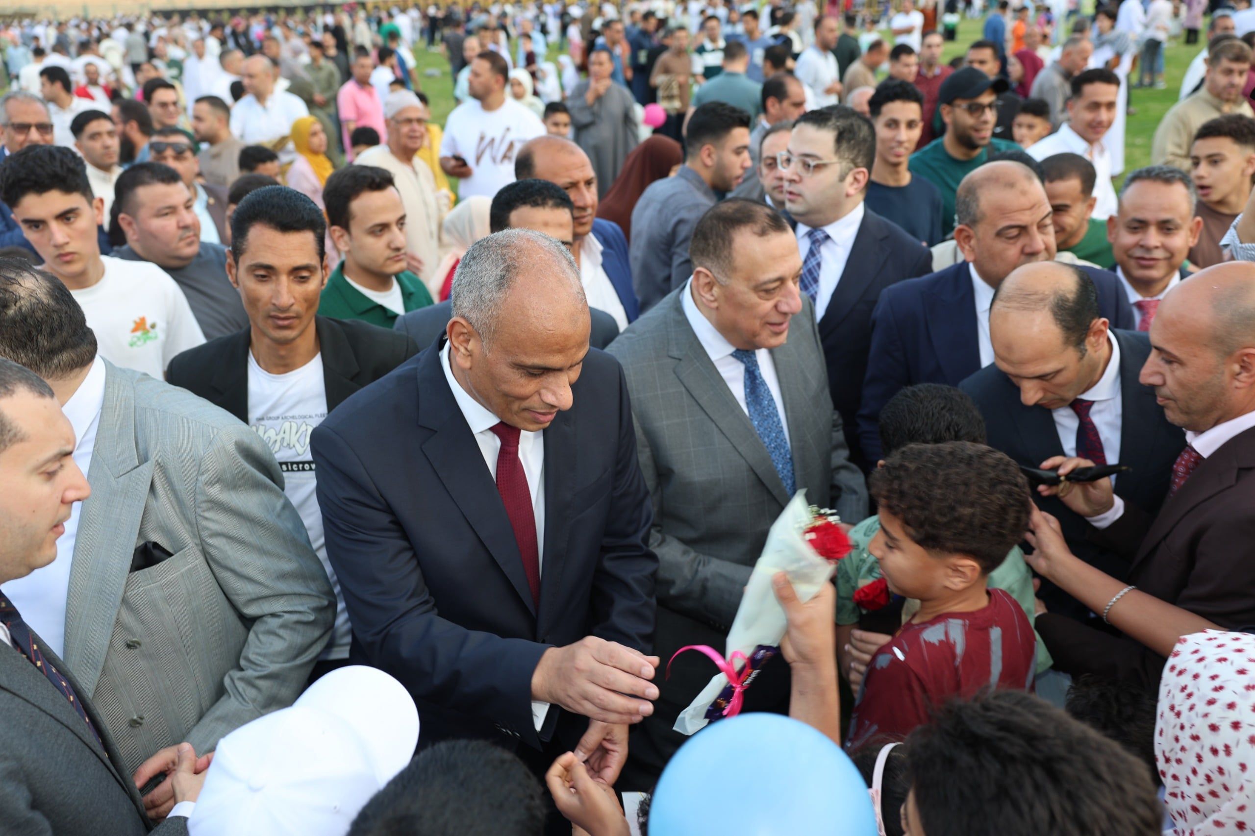 محافظ كفر الشيخ يوزع الورود على الاطفال محافظ كفر الشيخ يوزع الورود على الاطفال
