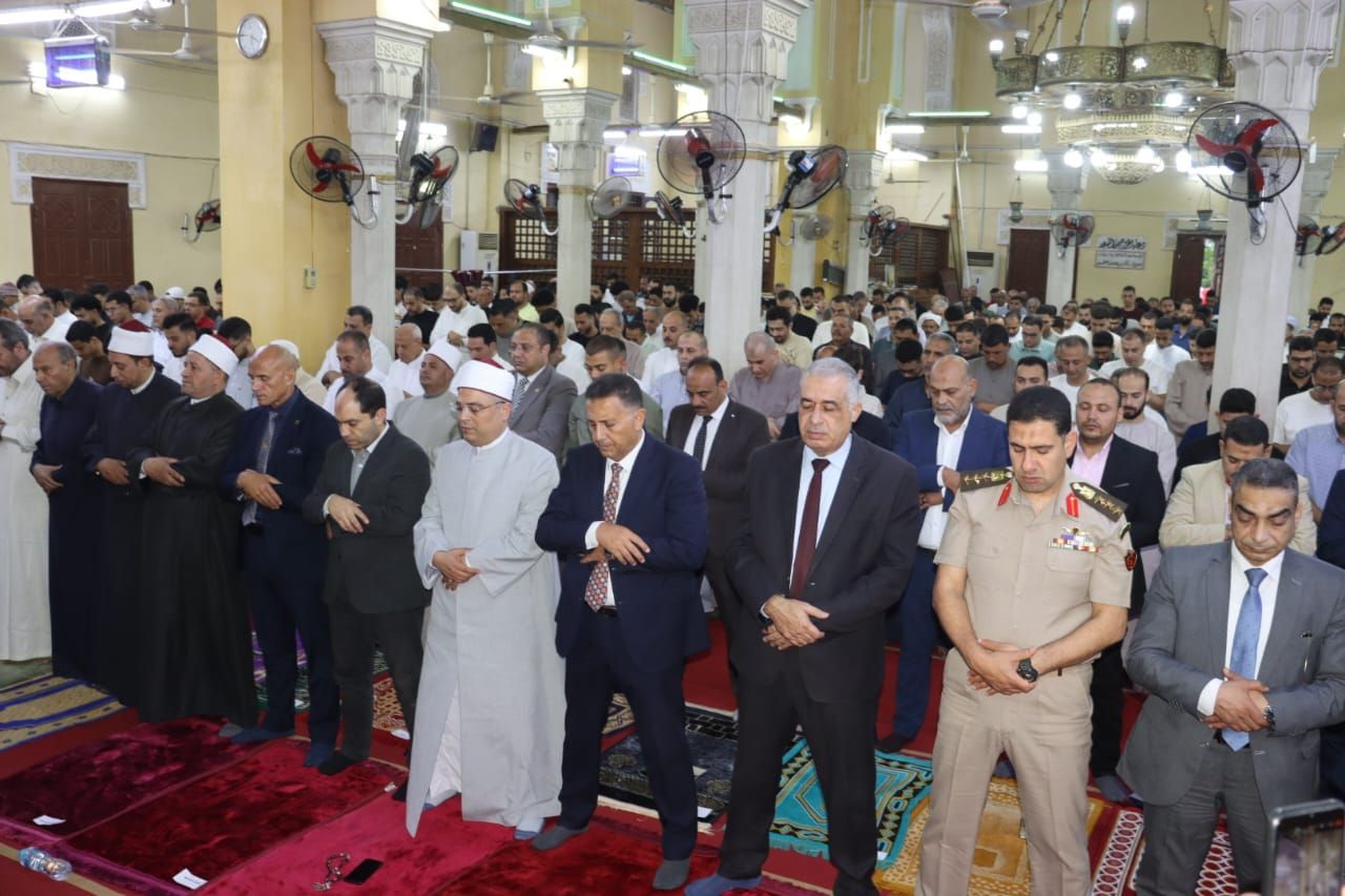 محافظ القليوبية يؤدي صلاة عيد الأضحى المبارك بمسجد ناصر بمدينة بنها 1 محافظ القليوبية يؤدي صلاة عيد الأضحى المبارك بمسجد ناصر بمدينة بنها 1