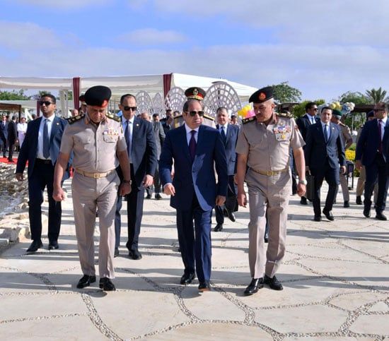الرئيس عبد الفتاح السيسى والفريق أشرف سالم زاهر القائد العام للقوات المسلحة وزير الدفاع والإنتاج الحربي، والفريق أحمد خليفة رئيس أركان حرب القوات المسلحة الرئيس عبد الفتاح السيسى والفريق أشرف سالم زاهر القائد العام للقوات المسلحة وزير الدفاع والإنتاج الحربي، والفريق أحمد خليفة رئيس أركان حرب القوات المسلحة